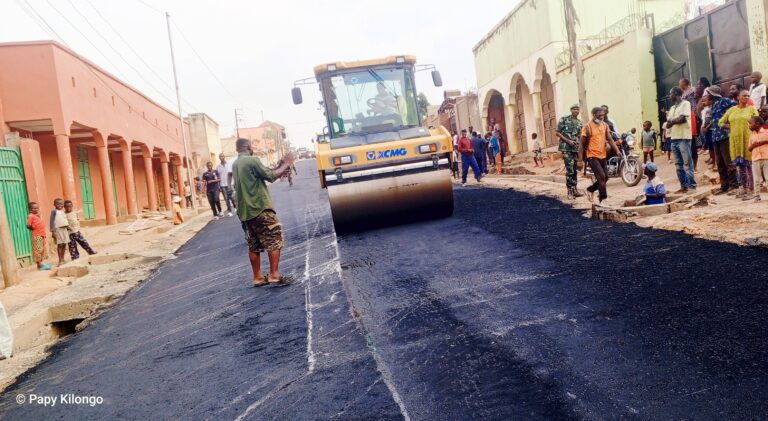 Ituri : le gouverneur militaire satisfait des travaux d’asphaltage de la voirie urbaine exécutés par Mont Gabaon