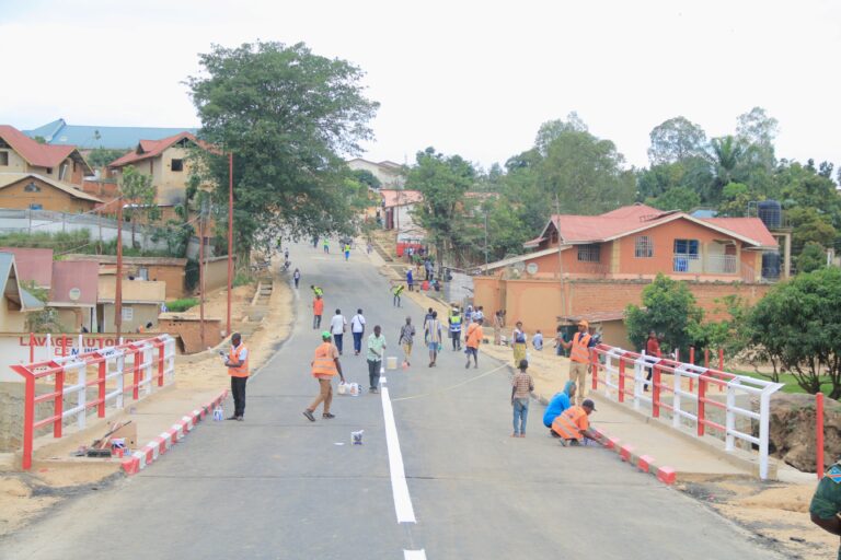 Bunia : le gouverneur militaire impressionné par la qualité des travaux de modernisation de la voirie urbaine