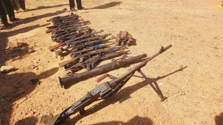 Mambasa : dix-huit éléments (18) Mai mai des Kyandenga se rendent avec leurs munitions à Lwemba