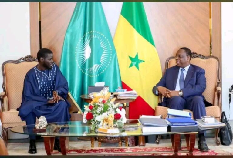 Sénégal : le président sortant Macky Sall reçoit son successeur Bassirou Diomaye Faye