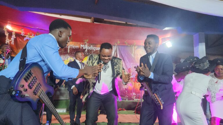 Bunia-Gospel : Marcelin Kondonga satisfait le public par son œuvre artistique à la tribune officielle