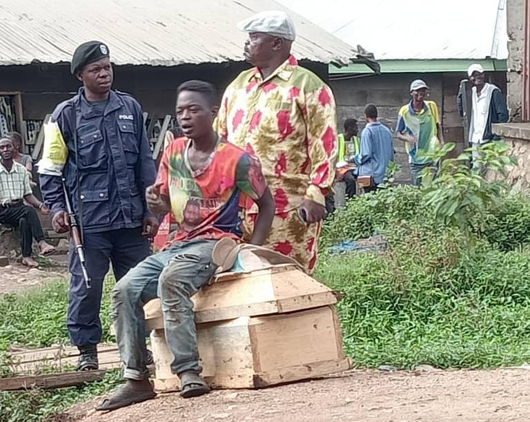 Étrange à Kasindi : un homme coincé à la douane avec un cercueil