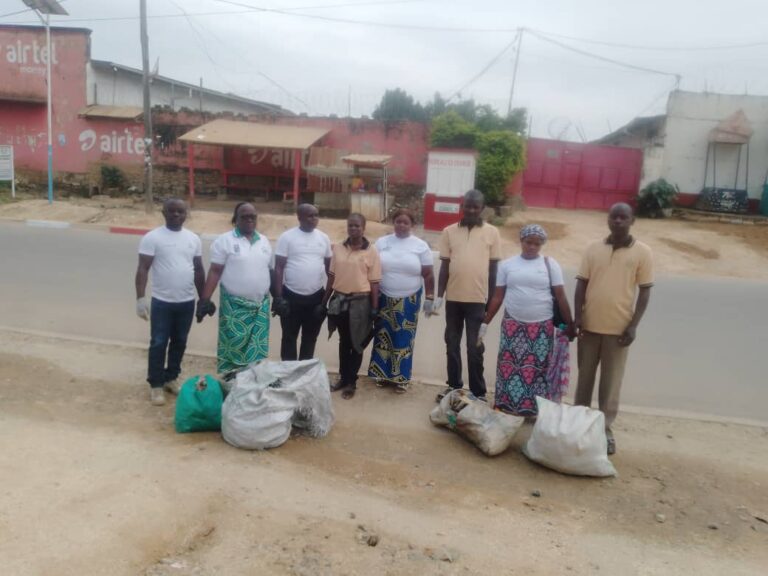 Bunia : Lutte contre la pollution environnementale, l’ONG AMAB ramasse des dechets plastiques