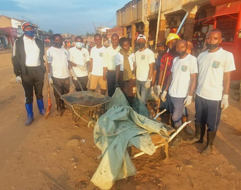 Mambasa : La population de Biakato sensibilisée sur la gestion des déchets non biodégradables par un Institut Supérieur