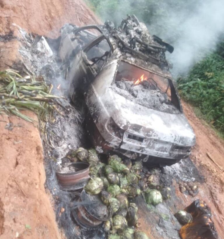 Mambasa : Une voiture et d’autres engins roulants incendiés, sont le bilan d’une embuscade tendue près de Biakato par des inconnus