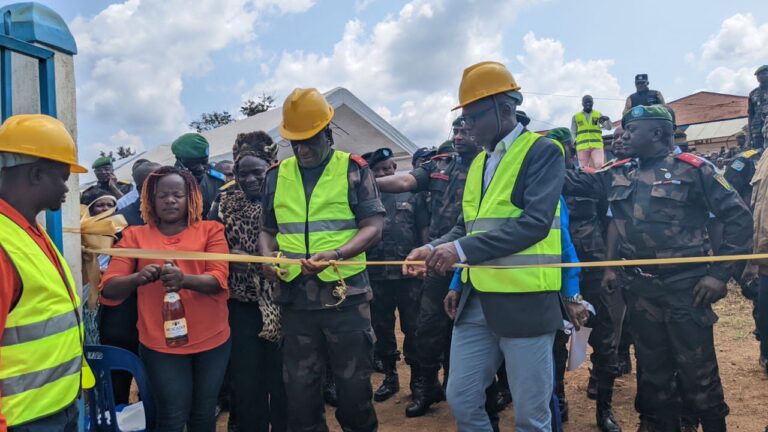 Ituri: Le Gouverneur militaire inaugure la centrale photovoltaïque pour électrifier Mambasa centre